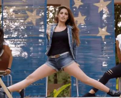 Nidhi Aggrawal thigh spread