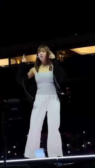 jeongyeon in a tank top tonight🙂‍↕️🙂‍↕️🙂‍↕️