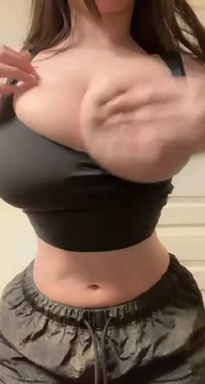 Huge natural titties and a tiny waist [oc drop]