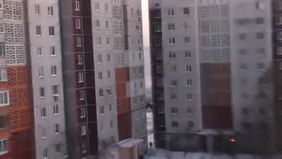 Російськи терористичні війська ведуть вогонь із Градів, поруч із житловими будівлями. Донецьк. Мікрорайон Широкий. 2014 рік. Путін: 