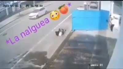 *la nalguea*