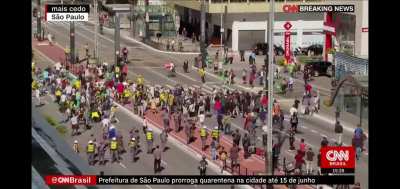 Primeira confusão, a partir desse momento a PM começa a retaliar apenas os protestantes contra o governo. e proteger os bolsonaristas. Em outro momento uma bolsonarista provoca opositores com um taco de beisebol, e um PM a escolta de volta e não a desa