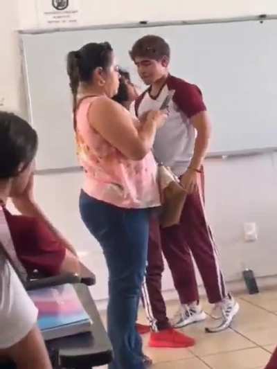 Artes marciales mixtas y educación. Chismecito: La morra se enojó porque le dijeron que dejara el celular y le comenzó a responder qlero a la maestra y se quería agarrar a brgazos con ella y el vato defendió a la maestra.