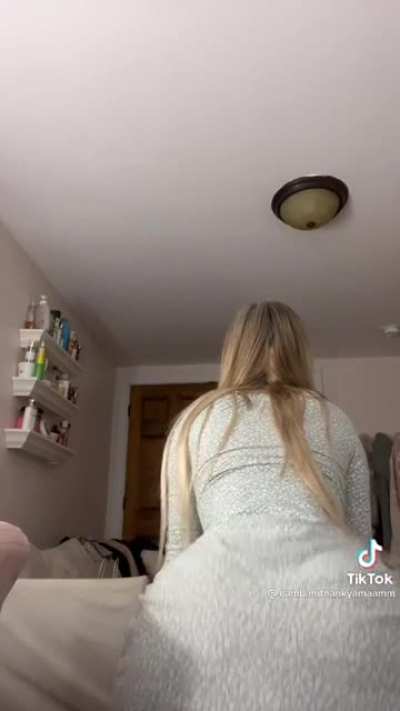 White girl with a lot of ass