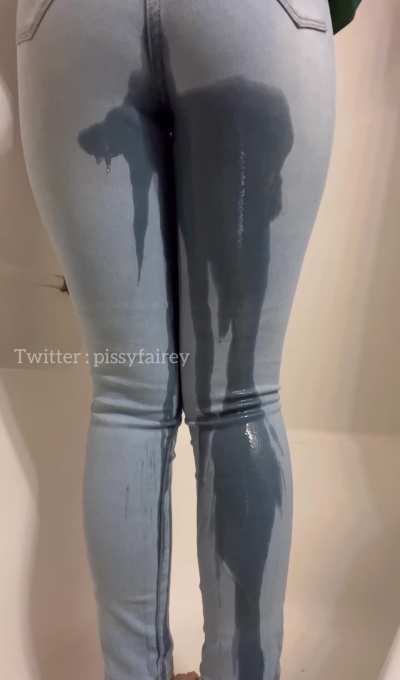 Who likes wet jeans 🥰