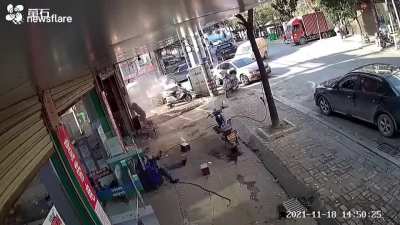 Guy Cutting Into An Oil Drum... What Could Go Wrong???
