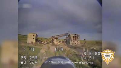FPV DRONE - The kamikaze drone from the EVERSTAKE series carries out an emergency stop of the occupiers.