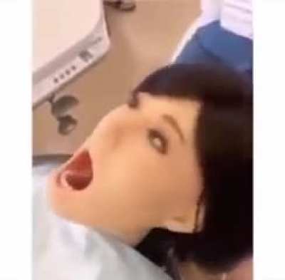 Malfunctioning dentist Robot