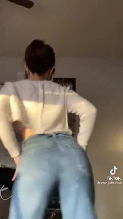 🤤 she been showing her ass more
