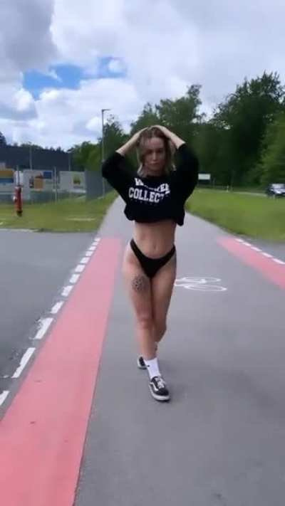 Julia Rommelt (@jul<wbr>iaroe<wbr>mmelt<wbr>)