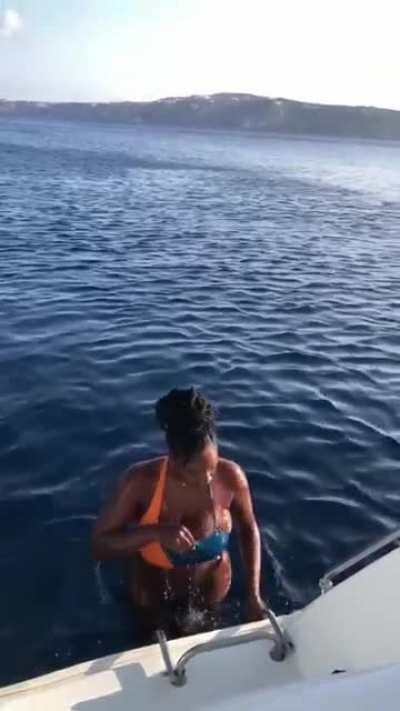 Who else wants to go on holiday with her