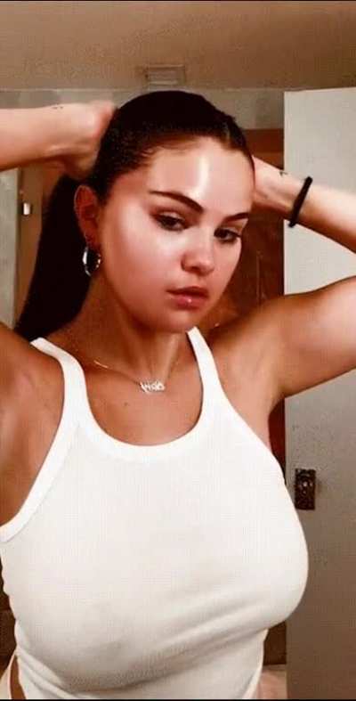 Selena Gomez ... she grows ... 😎
