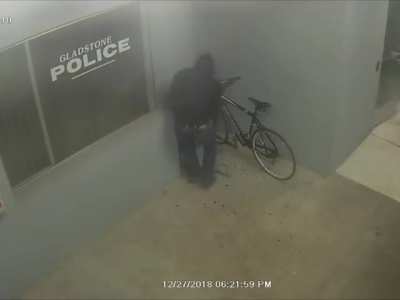 Trying to steal a bike in front of a police station 