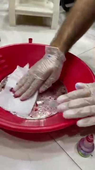 Adding dye to liquid mercury