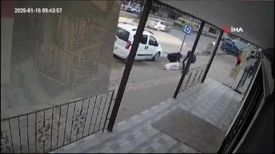 Man sucker punches woman in Turkey