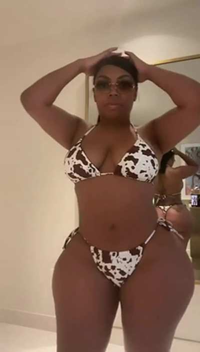 How she just gon kill us with the mirror reflection like that 😰😩😭😣😢<wbr>🍑🍑🥩