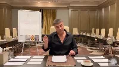Sedat peker, sigarayı bırakmaya çalışan sedoya yardımcı oluyor.