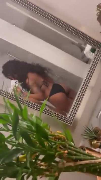 Your daily Ari Lennox fix