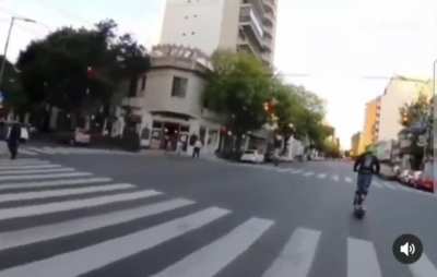 [CABA] Un auto atropella a un Rappi que cruza en rojo