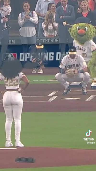 I’d have to let Megan pitch at my games looking like this too 🍑🤍