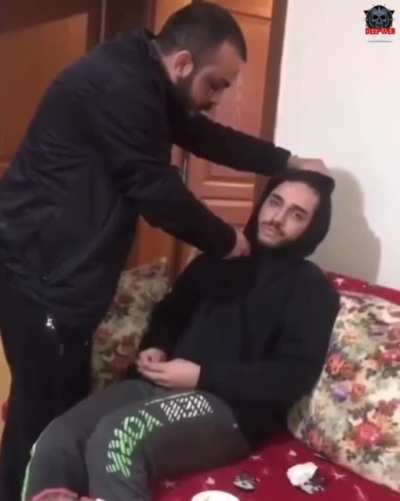 Kemal Alcu, eski sevgilisinin yanına gelmesini sağlamak için arkad<wbr>aşlar<wbr>ını tehdit edip gördü<wbr>ğünüz üzere boğazına bıçak dayıyor.