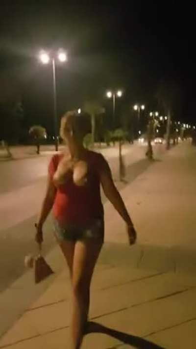I love the excitement of flashing, especially when i am a little drunk!