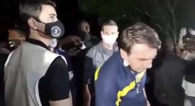 Bolsonaro ouvindo panelaços e um 