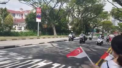 This food delivery madlad has no other way to get to customer so he becomes part of parade...