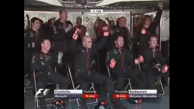 Serhan Acar'ın anlatımıyla 2005 japonya grand prix nin efsane sahnesi.İlk izlediğim zamanlar tam bu sahnede işte bu diye bağır<wbr>dığım<wbr>ı hatta taklalar attığımı hatırlarım.
