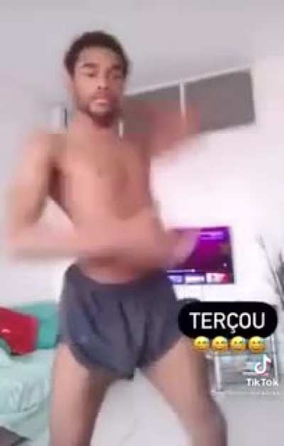ele consegue chupar o próprio pau?
