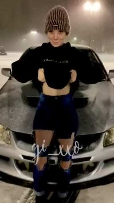 Car girls do it better 😜