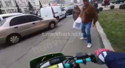 Дед сбил байкера пакетом