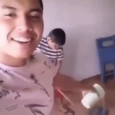 *le pega*