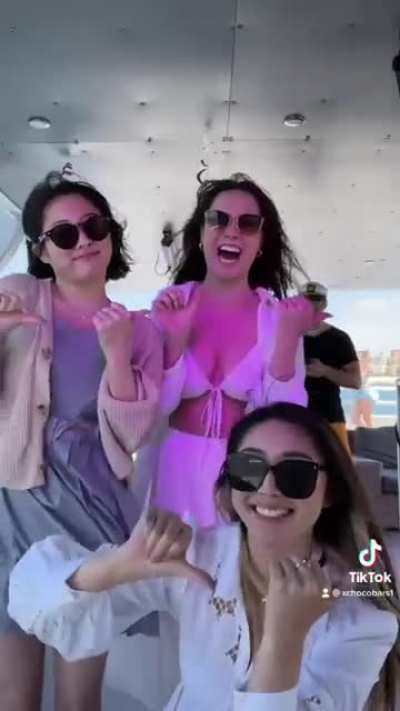 Honeys looking good