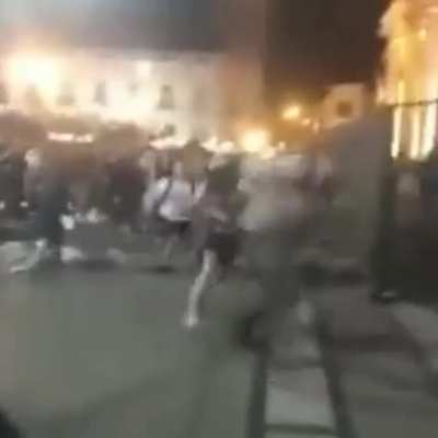 [SALTA] Un tipo agrede a una mina en el 8M y termina contra la reja