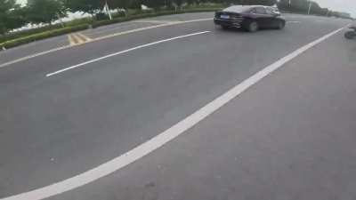 说拐弯就拐<wbr>弯，毫无规<wbr>矩可言的三<wbr>轮车是真的<wbr>害人！