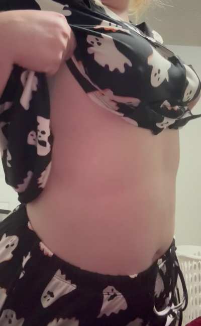 do any older men want to fuck me? [F24]