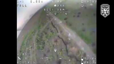 Reusable FPV Drone dropping munitions