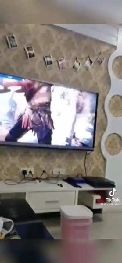 A criança acha que pode com o Kratos?