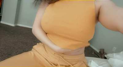I like going braless sometimes to show off these natural DDD’s on my tiny frame 😘[drop]