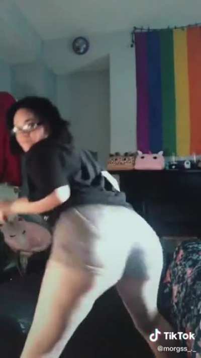 PAWG shakes her fat ass🔥🔥🔥