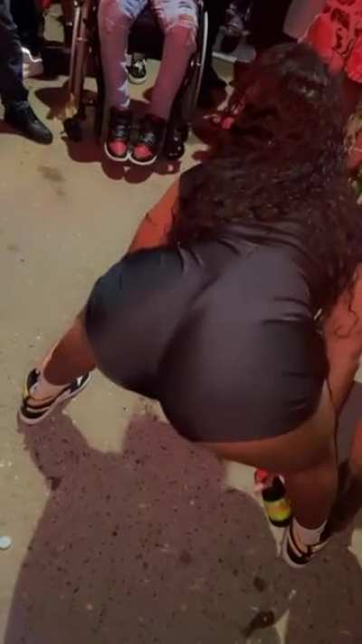 Getting lit in Kingston (@tha<wbr>tsthe<wbr>dance<wbr>r)