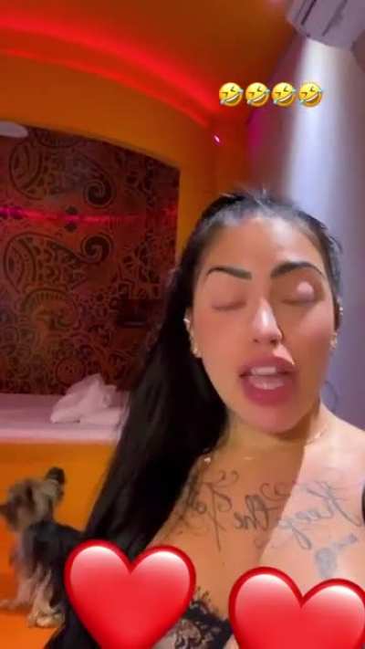 Mirella pagando peitinho IG