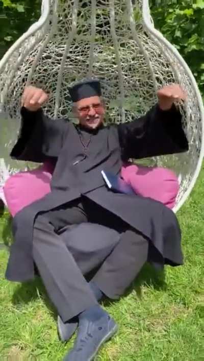/u/bluntlee vă transmite să îi ridicați sutana în față