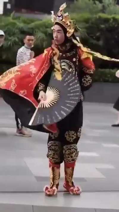 The Magic Props Used For The Traditional Chinese Art Of Face Changing
