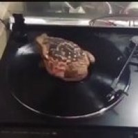 mi pana carlos, no te voy a mentir, se le ve bien melomano comprando en vinilo, tiene buen gusto