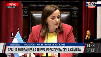 Mujer aclarando que ella usa la cabeza en vez de sus hormonas