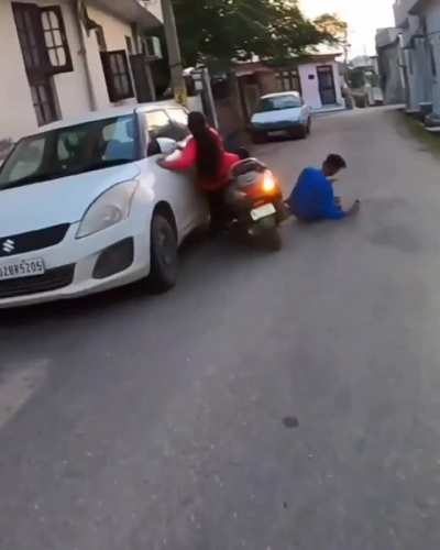 Initially I thought blue shirt guy and the girl are on scooty