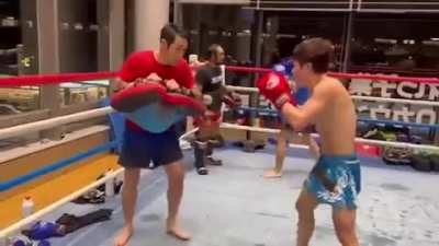 Muay Thai superstar Nadaka Yoshinari is looking sharp ahead of his showdown with Thailand’s Khun Namisan on this weekend’s BOM promotion in Tokyo, where they will clash for the special WBC Nai Khanom Tom Challenge Belt.