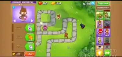 Me plays balloons tower